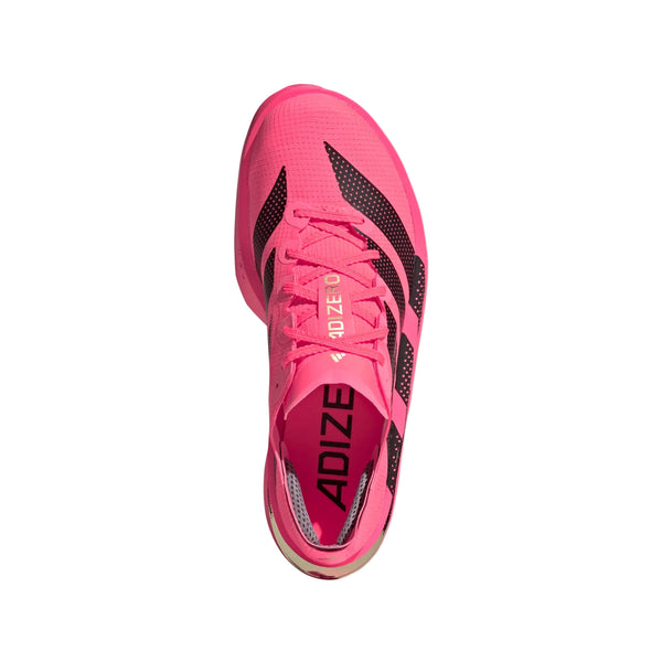 En livlig, Soltur-rosa Adidas Adizero Adios Pro 5-konkurrencesko til kvinder, set ovenfra, har markante sorte striber langs siden, matchende rosa snørebånd og »ADIZERO«-logoet både på tungen og indersålen. Denne sko er specielt designet til maratonløb og har en elegant hvid sål samt en åndbar, netlignende struktur.