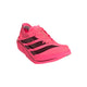 En enkelt Adidas Adizero Adios Pro 5-løbesko til kvinder i farvekombinationen Soltur/Cblack/Lucred, med markante sorte striber og en tyk sål, der er designet til maratonløb som en konkurrencesko i topklasse, er fotograferet på en ensfarvet lysegrå baggrund.