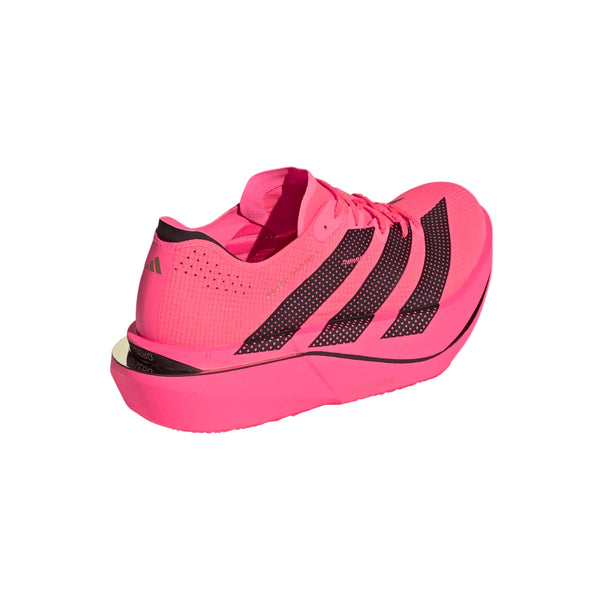 Adidas Adizero Adios Pro 5 til kvinder, i den livlige farvekombination Soltur/Cblack/Lucred, har markante sorte striber, en sort ydersål og en tyk, forhøjet sål – her vist set fra en vinkel bagfra på en ensfarvet lys baggrund – hvilket gør den ideel til maratonløb.