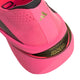 Nærbillede af hælen på Adidas Adizero Adios Pro 5 Dame-løbeskoen i farvekombinationen Soltur/Cblack/Lucred, med guld- og sorte detaljer samt synligt mærkelogo og ADIZERO-tekst på mellemsålen – ideel til maratonløb og udviklet som en konkurrencesko til eliten.