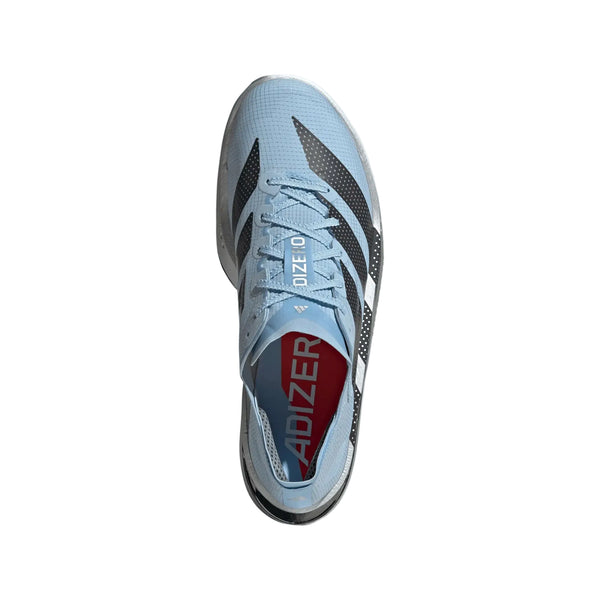 Ovenfra set billede af Adidas Adizero Adios Pro 5, herre, Clesky/Carbon/Silvmt konkurrencesko med en lyseblå overdel med sorte diagonale striber, grå detaljer og en rød indersål. På tungen står der »ADIZERO« med hvide bogstaver. Denne maratonløbsko fra Adidas er fotograferet på en ensfarvet hvid baggrund.