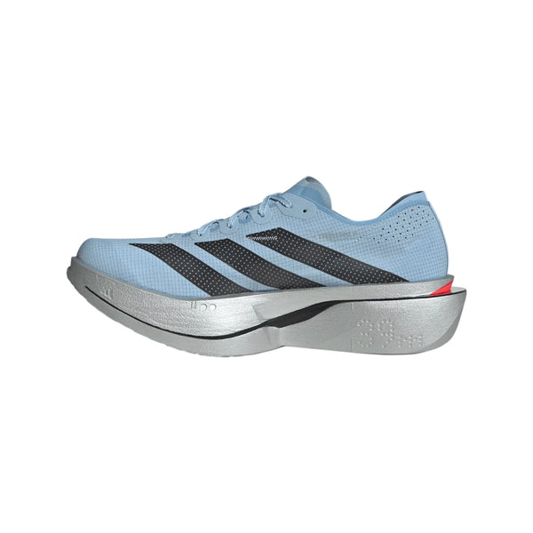 Et sidebillede af Adidas Adizero Adios Pro 5 herreløbeskoen i farvekombinationen »Clesky/Carbon/Silvmt« vises på en hvid baggrund. Skoen har en lyseblå overdel i mesh med sorte diagonale striber, en tyk sølv- og hvid sål med røde detaljer ved hælen, og den er designet som en konkurrencesko til maratonløb.