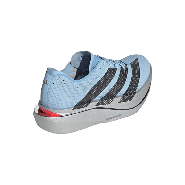 En enkelt Adidas Adizero Adios Pro 5 herresko i farven Clesky/Carbon/Silvmt vises i en vinkel på en hvid baggrund, med en lyseblå overdel, sorte diagonale striber, en grå sål og en rød detalje tæt på hælen.