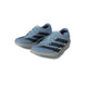 Et par Adidas Adizero Adios Pro 5 maratonløbskonkurrencesko til mænd i farvekombinationen Clesky/Carbon/Silvmt, med lyseblå overdel med mørkeblå striber samt hvide såler og snørebånd. Skoene er placeret side om side på en ensfarvet hvid baggrund.
