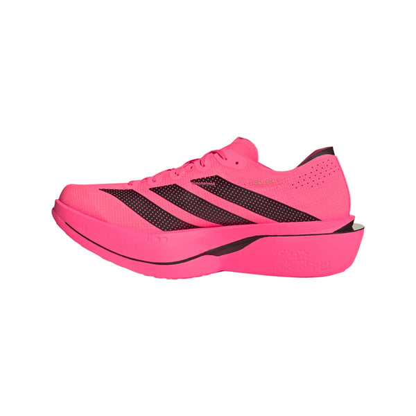 En livlig, Soltur-rosa Adidas Adizero Adios Pro 5 herreløbesko med klassiske sorte striber langs siden, fremhævet af en tyk, forhøjet sål og en overdel i åndbart mesh. Denne konkurrencesko, der vises i profil på en ensfarvet baggrund, er ideel som maratonløbesko.