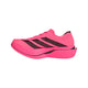 En livlig, Soltur-rosa Adidas Adizero Adios Pro 5 herreløbesko med klassiske sorte striber langs siden, fremhævet af en tyk, forhøjet sål og en overdel i åndbart mesh. Denne konkurrencesko, der vises i profil på en ensfarvet baggrund, er ideel som maratonløbesko.