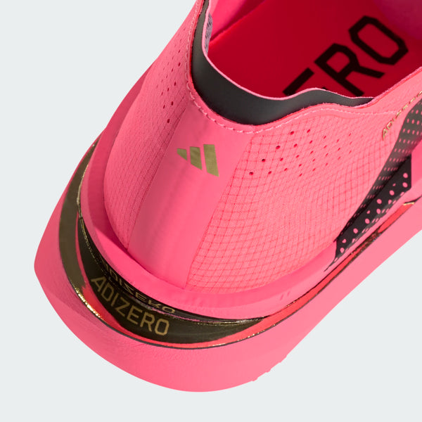 Nærbillede af hælen på den farvestrålende Adidas Adizero Adios Pro 5 maratonløbssko til herre i farvekombinationen Soltur/Cblack/Lucred, der fremhæver guld- og sorte detaljer, perforerede elementer samt et guldfarvet Adidas-logo bagpå. Denne konkurrencesko i topklasse er udviklet med henblik på maksimal ydeevne og hastighed.
