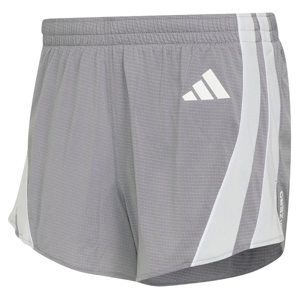 Disse Adizero Archive 5″ løbeshorts fra Adidas til mænd fås i farven Grethr/Greone og er fremstillet af et let og åndbart materiale. Shortsene har en elastisk linning, hvide sidestriber og et hvidt Adidas-logo foran til venstre. De er inspireret af de klassiske Adizero Archive-løbeshorts og har desuden et lille Z.N.E.-mærke nederst til højre – ideelt til dem, der søger både stil og funktionalitet i deres herre-løbetøj.