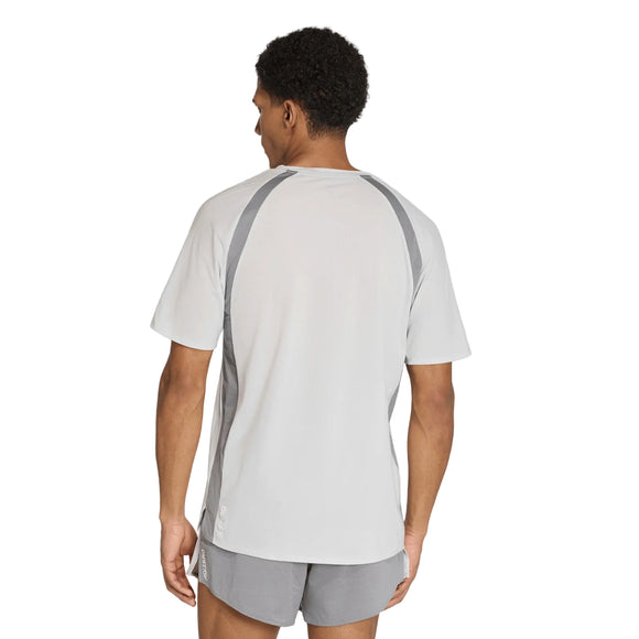 En mand står med ryggen til kameraet iført en Adidas Adizero Archive løbetrøje til mænd i farven Greone/Grethr med Climacool-teknologi og matchende grå shorts.