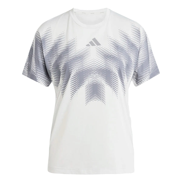 Hvid kortærmet sports-T-shirt med grå geometriske zigzagmønstre på brystet og ærmerne. Adidas-logoet er placeret centreret lige under kraven, hvilket understreger det sporty look. Inspireret af Adizero Aspyre Running Climacool T-shirten fra Adidas er dette moderne og symmetriske design det perfekte valg for alle, der søger en stilfuld og samtidig funktionel Adidas-løbetrøje.