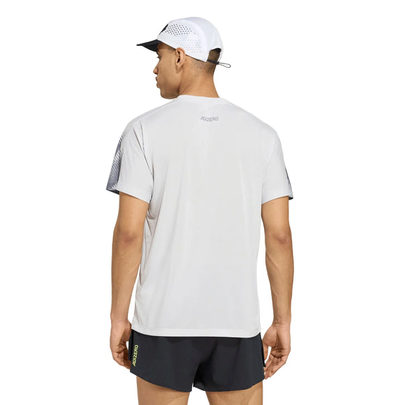 En person iført en hvid Adidas Adizero Aspyre Running Climacool-T-shirt, sorte shorts og en hvid kasket står med ryggen til kameraet. T-shirten har et lille logo tæt på kraven og udstråler en sportslig stil. Baggrunden er helt hvid.
