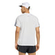 En person iført en hvid Adidas Adizero Aspyre Running Climacool-T-shirt, sorte shorts og en hvid kasket står med ryggen til kameraet. T-shirten har et lille logo tæt på kraven og udstråler en sportslig stil. Baggrunden er helt hvid.