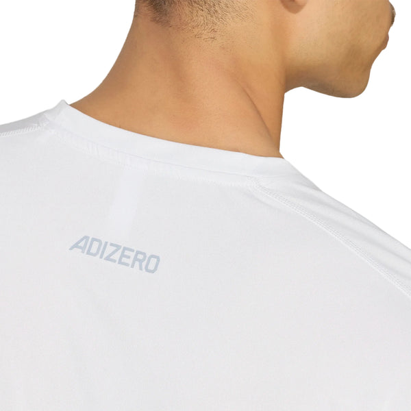 Et nærbillede af bagsiden af en persons nakke og skuldre, hvor personen bærer en hvid Adidas Adizero Aspyre Running Climacool-T-shirt med ADIZERO-logoet trykt øverst på ryggen. Personens hoved er drejet let mod højre, hvilket fremhæver det slanke design på denne løbetrøje i høj kvalitet.