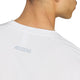 Et nærbillede af bagsiden af en persons nakke og skuldre, hvor personen bærer en hvid Adidas Adizero Aspyre Running Climacool-T-shirt med ADIZERO-logoet trykt øverst på ryggen. Personens hoved er drejet let mod højre, hvilket fremhæver det slanke design på denne løbetrøje i høj kvalitet.