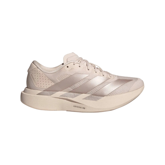 Adidas Adizero Evo SL Dame i farvekombinationen Wonqua/Vagrme/Wontau er en beige løbesko med lav profil, overdel i mesh, snørelukning, diskrete striber og en tyk sål med vinklet LIGHTSTRIKE PRO-støddæmpning, der sikrer bedre ydeevne.