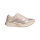 Adidas Adizero Evo SL Dame i farvekombinationen Wonqua/Vagrme/Wontau er en beige løbesko med lav profil, overdel i mesh, snørelukning, diskrete striber og en tyk sål med vinklet LIGHTSTRIKE PRO-støddæmpning, der sikrer bedre ydeevne.