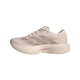 Adidas Adizero Evo SL Dame i farvekombinationen Wonqua/Vagrme/Wontau er en beige løbesko med en tyk sål, overdel i mesh, snørelukning, tre striber, LIGHTSTRIKE PRO-støddæmpning, minimalistisk design og perforerede detaljer ved hælen.