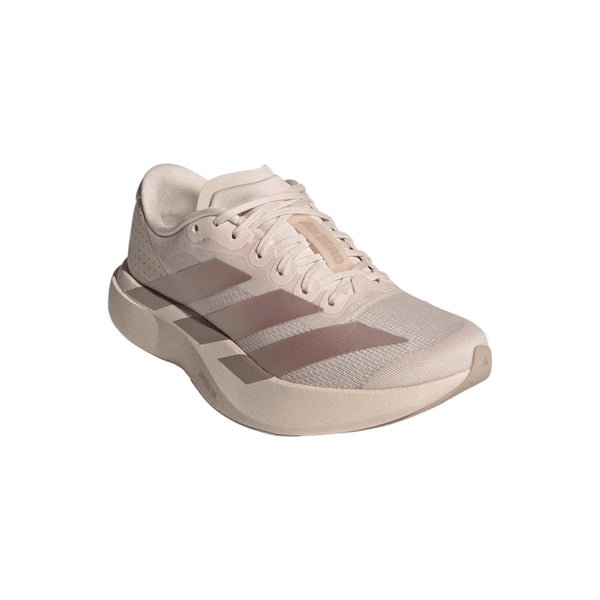 Adidas Adizero Evo SL Dame-løbeskoen i farvekombinationen Wonqua/Vagrme/Wontau har et lysbeige low-top-design med snørelukning, tre mørkere beige sidestriber og LIGHTSTRIKE PRO-teknologi på en ensfarvet hvid baggrund.