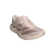 Adidas Adizero Evo SL Dame-løbeskoen i farvekombinationen Wonqua/Vagrme/Wontau har et lysbeige low-top-design med snørelukning, tre mørkere beige sidestriber og LIGHTSTRIKE PRO-teknologi på en ensfarvet hvid baggrund.