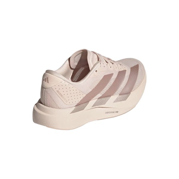 Adidas Adizero Evo SL-løbeskoen til kvinder i farvekombinationen Wonqua/Vagrme/Wontau har tre mørkere lyserøde striber, en tyk LIGHTSTRIKE PRO-støddæmpende sål og perforeringer i hælen, vist på en hvid baggrund.