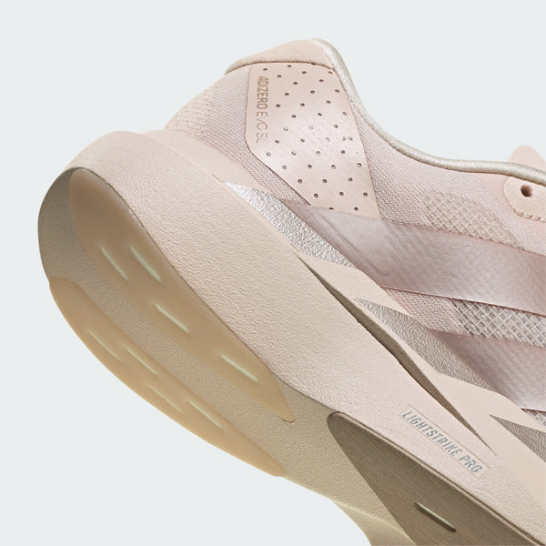 Nærbillede af hælen og siden på Adidas Adizero Evo SL Dame-løbeskoen i farvekombinationen Wonqua/Vagrme/Wontau, der viser perforerede detaljer, en struktureret sål med teksten »LIGHTSTRIKE PRO« på mellemsålen, lagdelte materialer og diskrete reflekterende detaljer.