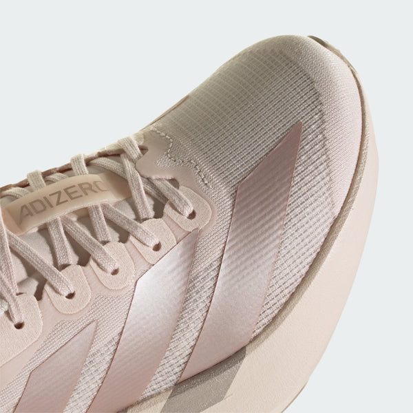 Nærbillede af Adidas Adizero Evo SL dame-løbeskoen i farvekombinationen Wonqua/Vagrme/Wontau, der viser mesh-strukturen, snørebåndene, de tre metalliske striber, ADIZERO-mærket og LIGHTSTRIKE PRO-støddæmpningen på tungen.