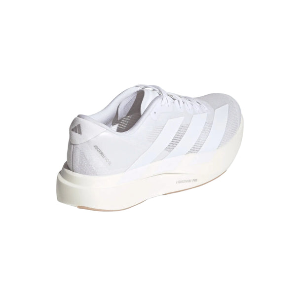 Adidas Adizero Evo SL herresko i farvekombinationen Ftwwht/Ftwwht/Warsan har en tyk, off-white LIGHTSTRIKE PRO-støddæmpende sål, diskrete grå detaljer, tre hvide sidestriber og Adidas-logoet ved hælen. Skoen er fotograferet set bagfra fra venstre side.