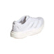 Adidas Adizero Evo SL herresko i farvekombinationen Ftwwht/Ftwwht/Warsan har en tyk, off-white LIGHTSTRIKE PRO-støddæmpende sål, diskrete grå detaljer, tre hvide sidestriber og Adidas-logoet ved hælen. Skoen er fotograferet set bagfra fra venstre side.