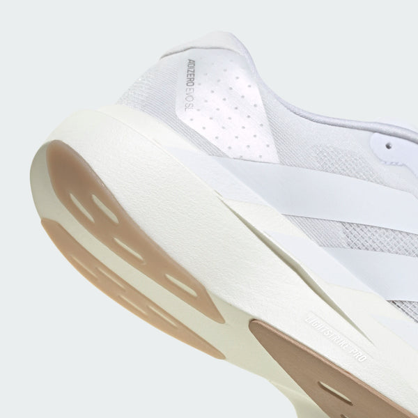 Nærbillede af Adizero Evo SL, Herre fra Adidas i farvekombinationen Ftwwht/Ftwwht/Warsan, der viser den hvide overdel med struktur, diskret logo, beige detaljer på ydersålen og den responsiv LIGHTSTRIKE PRO-støddæmpning.