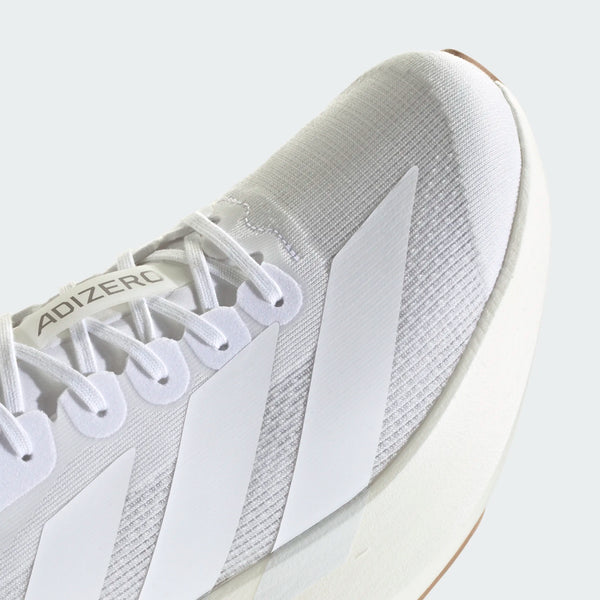 Nærbillede af Adidas Adizero Evo SL-løbesko til herre i farvekombinationen Ftwwht/Ftwwht/Warsan, med hvid mesh-overdel, hvide snørebånd, tre diagonale striber, ADIZERO-logo på tungen og en LIGHTSTRIKE PRO-støddæmpet sål.