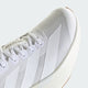 Nærbillede af Adidas Adizero Evo SL-løbesko til herre i farvekombinationen Ftwwht/Ftwwht/Warsan, med hvid mesh-overdel, hvide snørebånd, tre diagonale striber, ADIZERO-logo på tungen og en LIGHTSTRIKE PRO-støddæmpet sål.
