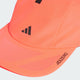 Nærbillede af den orange Adizero Lightweight løbehue (unisex, Soltur/Blkref) fra Adidas, med et sort »ADIZERO«-logo på skyggen og perforeret CLIMACOOL-teknologi, der sikrer god ventilation.