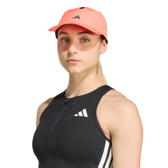 En person har en sort, ærmeløs sportstrøje med lynlås og et hvidt logo på, kombineret med en Adidas Adizero Lightweight løbehue, unisex, Soltur/Blkref, foran en ensfarvet hvid baggrund.