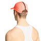 En person, der bærer en Adidas Adizero Lightweight løbehue (unisex) i farven Soltur/Blkref samt en hvid, perforeret sports-tanktop, ses bagfra foran en ensfarvet baggrund.