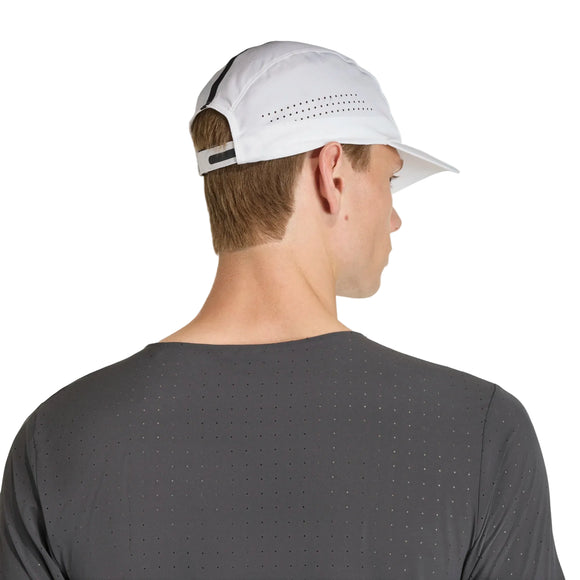 Der ses en person set bagfra iført en Adidas Adizero Lightweight løbehue, unisex, i hvid/sort, samt en mørkegrå trøje med hulmønster. Hovedet er let vendt mod højre, hvilket fremhæver CLIMACOOL-funktionerne på den ensfarvede hvide baggrund.