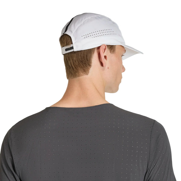 Der ses en person set bagfra iført en Adidas Adizero Lightweight løbehue, unisex, i hvid/sort, samt en mørkegrå trøje med hulmønster. Hovedet er let vendt mod højre, hvilket fremhæver CLIMACOOL-funktionerne på den ensfarvede hvide baggrund.