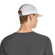Der ses en person set bagfra iført en Adidas Adizero Lightweight løbehue, unisex, i hvid/sort, samt en mørkegrå trøje med hulmønster. Hovedet er let vendt mod højre, hvilket fremhæver CLIMACOOL-funktionerne på den ensfarvede hvide baggrund.