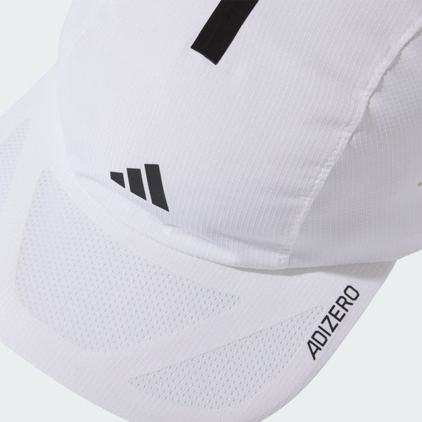 Et nærbillede af Adidas Adizero Lightweight løbehue, unisex, hvid/sort, viser et sort logo, ADIZERO på skyggen, meshpaneler, der sikrer god åndbarhed, samt CLIMACOOL-teknologi, der giver ekstra komfort.