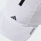 Et nærbillede af Adidas Adizero Lightweight løbehue, unisex, hvid/sort, viser et sort logo, ADIZERO på skyggen, meshpaneler, der sikrer god åndbarhed, samt CLIMACOOL-teknologi, der giver ekstra komfort.