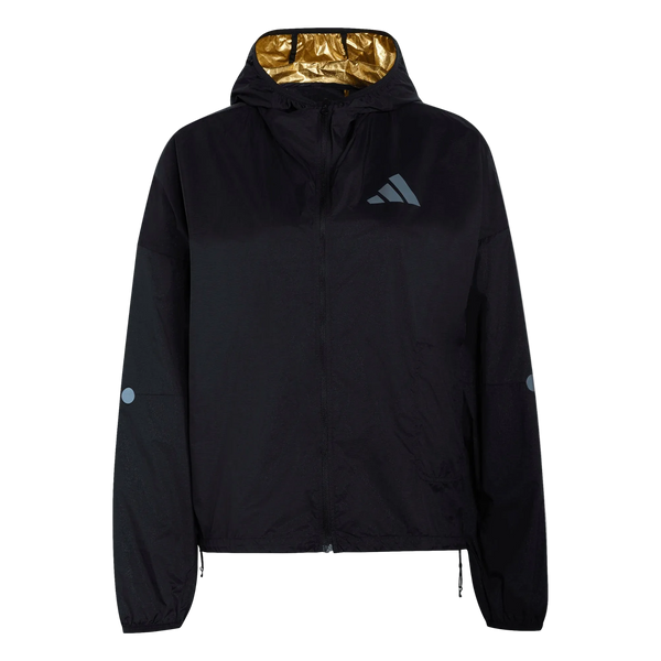 Adidas Adizero Running Blaze-jakken til kvinder i sort har et skinnende guldfarvet for i hætten, lynlås hele vejen ned foran, to sidelommer og et reflekterende, geometrisk logo på brystet. Reflekterende, cirkulære patches pryder ærmerne og sikrer bedre synlighed.