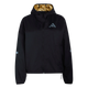 Adidas Adizero Running Blaze-jakken til kvinder i sort har et skinnende guldfarvet for i hætten, lynlås hele vejen ned foran, to sidelommer og et reflekterende, geometrisk logo på brystet. Reflekterende, cirkulære patches pryder ærmerne og sikrer bedre synlighed.