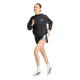 En person iført en sort Adidas Adizero Running Blaze-jakke og sorte shorts med hvide striber løber i hvide sokker og hvide sko med sorte detaljer foran en ensfarvet hvid baggrund.