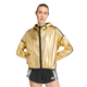 En person iført en Adidas Adizero Running Blaze-jakke til kvinder i sort og sorte sportsshorts med hvide striber står med hænderne i lommerne foran en ensfarvet baggrund.