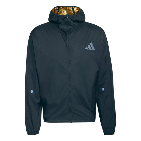 Adidas Adizero Running Blaze-jakken til mænd i sort er et stilfuldt og højtydende supplement til enhver aktiv garderobe. Den har lynlås foran, et lyseblåt Adidas-logo på venstre bryst, små blå cirkler som dekoration på ærmerne og et skinnende guldfarvet for indeni hætten.