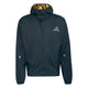 Adidas Adizero Running Blaze-jakken til mænd i sort er et stilfuldt og højtydende supplement til enhver aktiv garderobe. Den har lynlås foran, et lyseblåt Adidas-logo på venstre bryst, små blå cirkler som dekoration på ærmerne og et skinnende guldfarvet for indeni hætten.