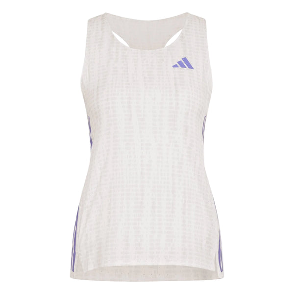 Adidas Adizero løbetrøje til kvinder i farvekombinationen hvid/solpur har et ærmeløst design, et diskret strukturmønster, et lille lilla Adidas-logo på venstre bryst og lilla detaljer på siderne.