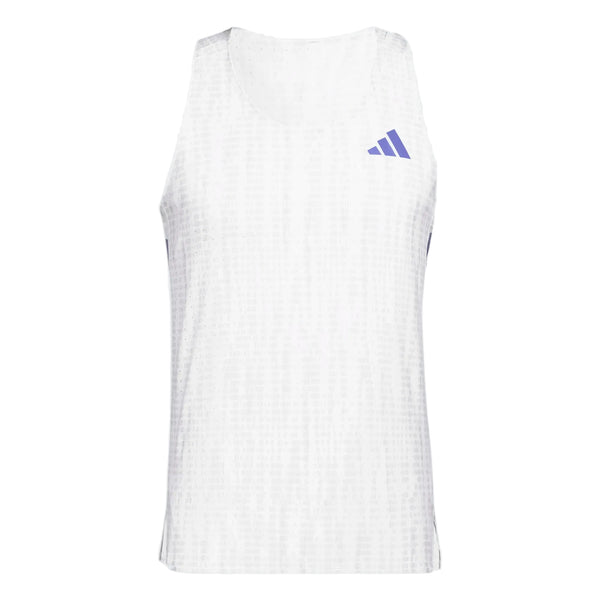 Adidas Adizero løbetrøje til mænd i farvekombinationen hvid/Solpur har et ærmeløst design med et diskret mønster og et lille blåt logo på venstre bryst, der fremstår på en hvid baggrund.