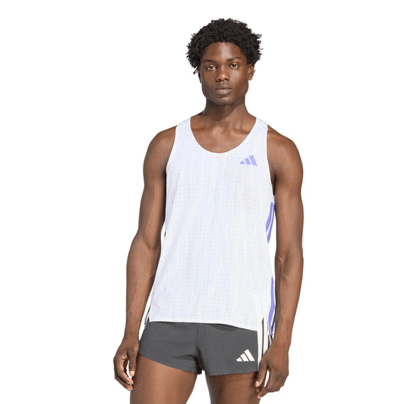 En person iført Adidas Adizero Running Singlet, Herre i farverne hvid/solpur og mørkegrå Adidas-træningsshorts står med ansigtet vendt fremad foran en ensfarvet hvid baggrund.