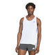 En person iført Adidas Adizero Running Singlet, Herre i farverne hvid/solpur og mørkegrå Adidas-træningsshorts står med ansigtet vendt fremad foran en ensfarvet hvid baggrund.