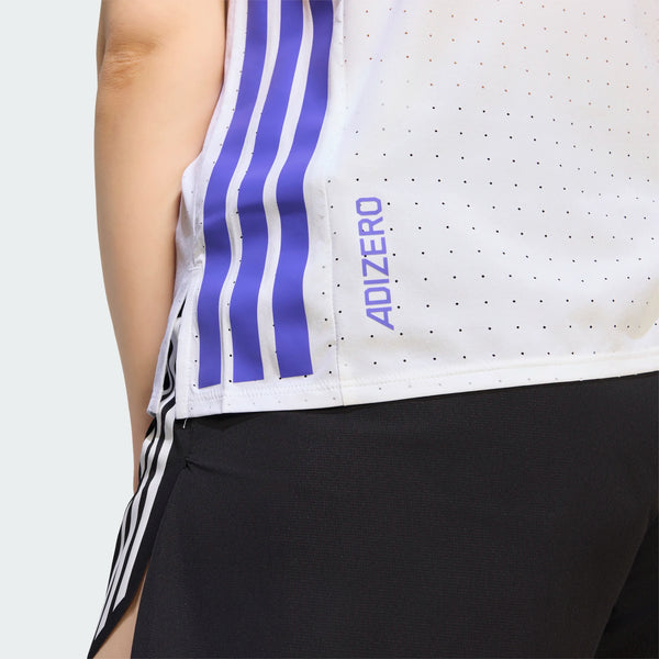 En person har en Adidas Adizero løbetrøje på, Dame, hvid/Solpur med lilla striber og »ADIZERO« på siden, kombineret med sorte shorts med en hvid stribe. Kun overkroppen og de øverste dele af benene er synlige.